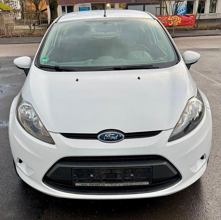 Gebraucht Ford Fiesta 60 PS (44 kW) 2010 Weiß Kleinwagen