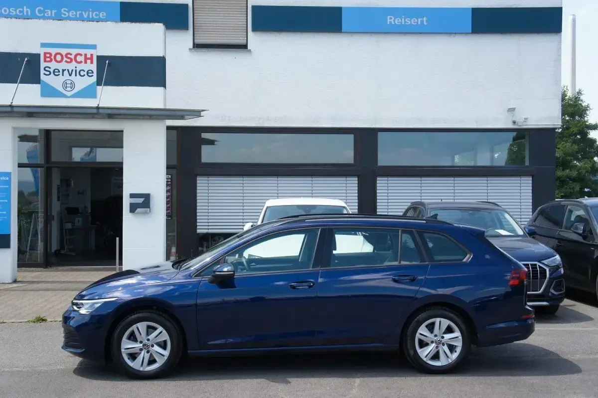 Gebraucht VW Golf VIII Life 131 PS (96 kW) 2022 Blau Kombi