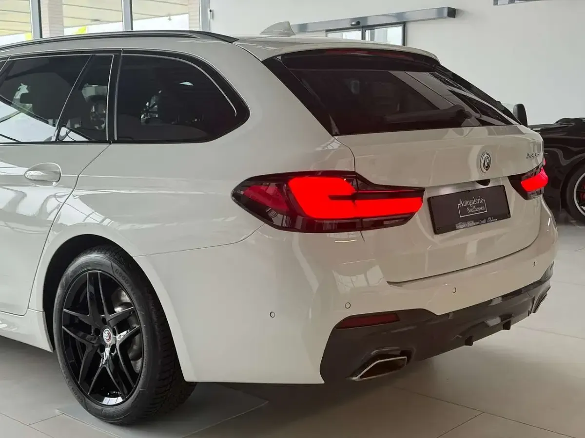 Gebraucht BMW 530e M Sport 184 PS (135 kW) 2023 Alpinweiss iii Kombi