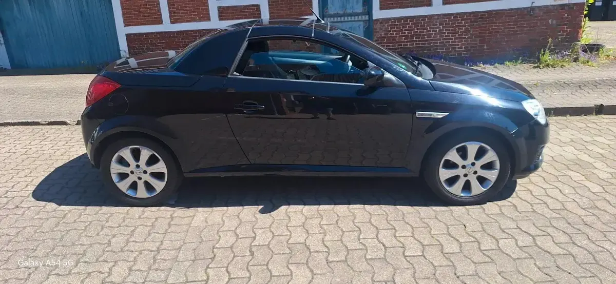 Używany Opel Tigra 90 KM (66 kW) 2009 Czarny Kabriolet
