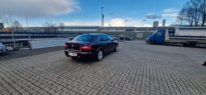 Gebraucht Skoda Superb Elegance 160 PS (117 kW) 2011 Rot Limousine