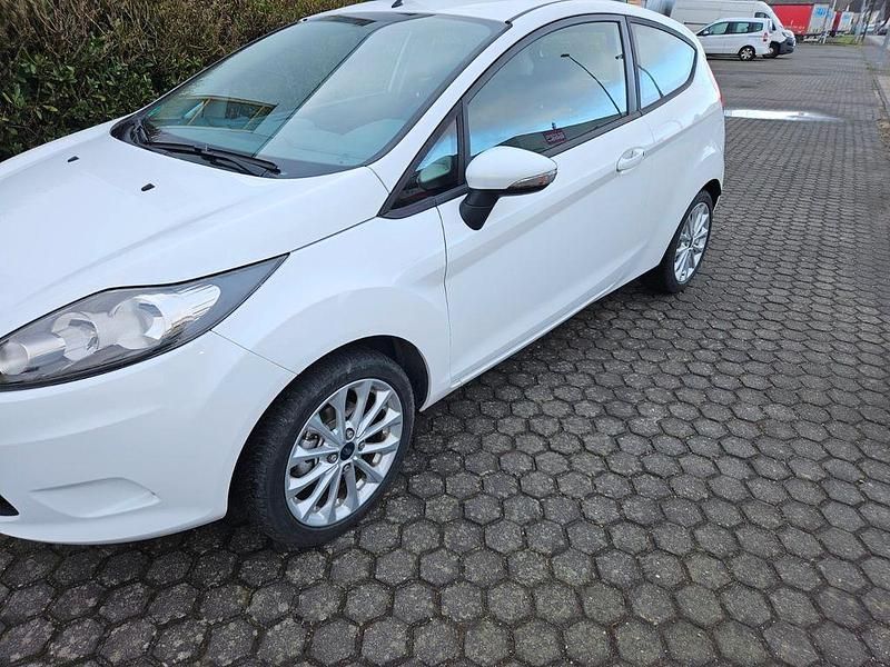 Gebraucht Ford Fiesta Trend 60 PS (44 kW) 2010 Weiß Kleinwagen