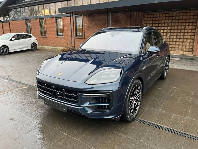 Blau Gebraucht 2024 Porsche Cayenne Turbo E-Hybrid SUV | 193.995 € (Fairer Preis) - Bild 1/4