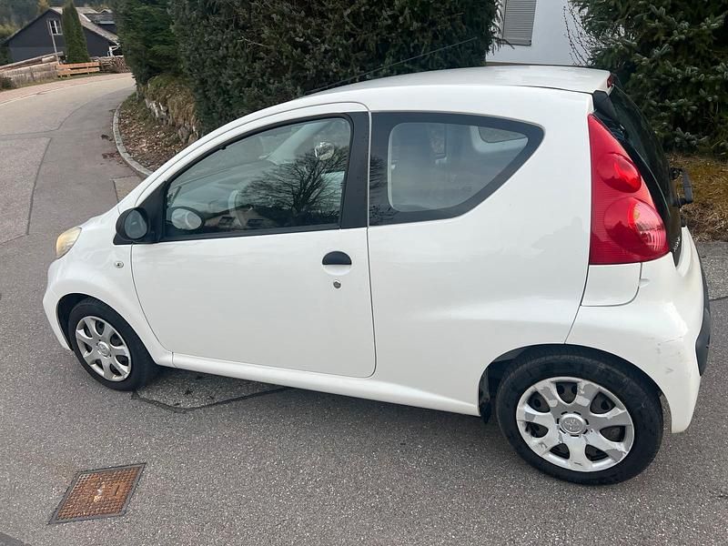 Gebraucht Peugeot 107 68 PS (50 kW) 2010 Weiß Kleinwagen