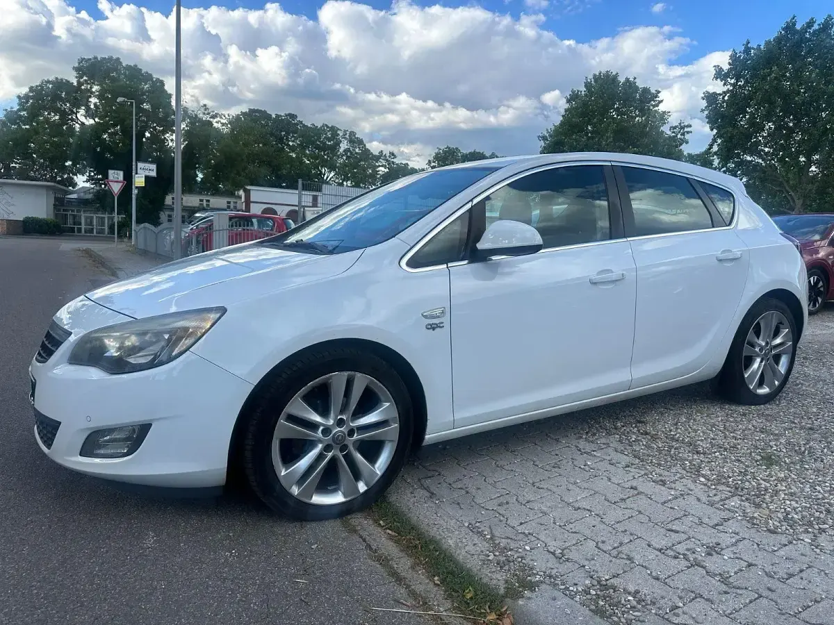 Gebraucht Opel Astra Sport 140 PS (102 kW) 2010 Weiß Limousine