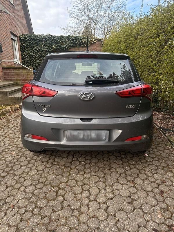 Gebraucht Hyundai i20 75 PS (55 kW) 2016 Grau Kleinwagen