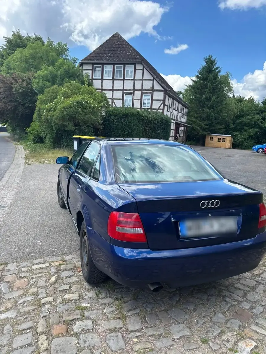 Gebraucht Audi A4 101 PS (74 kW) 1999 Blau Kleinwagen