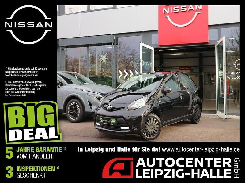 Midnight black metallic Gebraucht 2013 Toyota Aygo Cool Kleinwagen | 6.390 € (Fairer Preis) - Bild 1/4