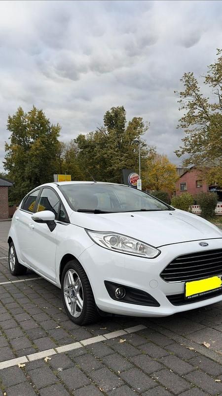 Weiß Gebraucht 2014 Ford Fiesta Kleinwagen | 4.850 € (Superpreis) - Bild 1/4