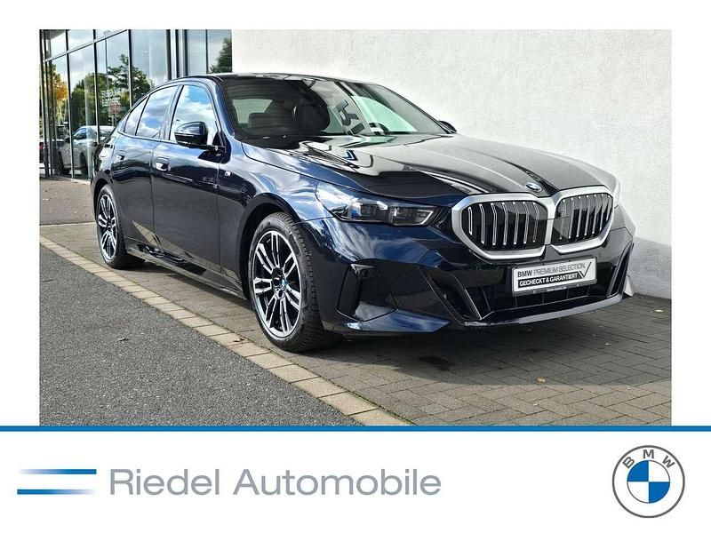 M carbonschwarz metallic Gebraucht 2025 BMW 520 M Sport Limousine | 51.690 € (Guter Preis) - Bild 1/3