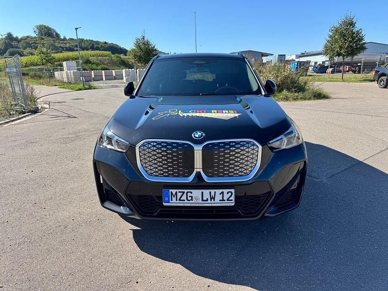 Schwarz Gebraucht 2025 BMW iX1 Sport Line SUV | 46.500 € (Etwas zu teuer) - Bild 1/4