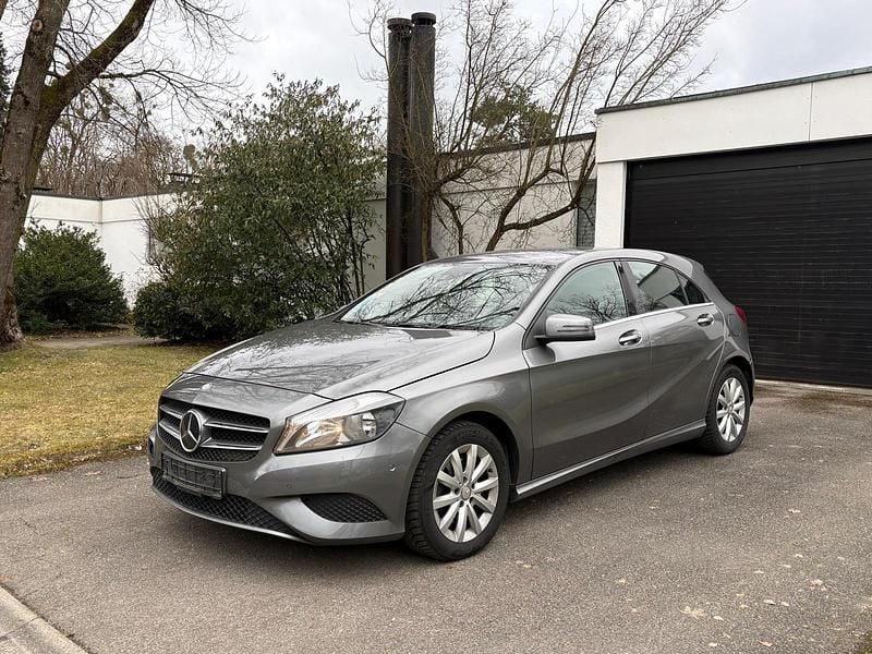 Gebraucht Mercedes A200 136 PS (100 kW) 2013 Grau Limousine