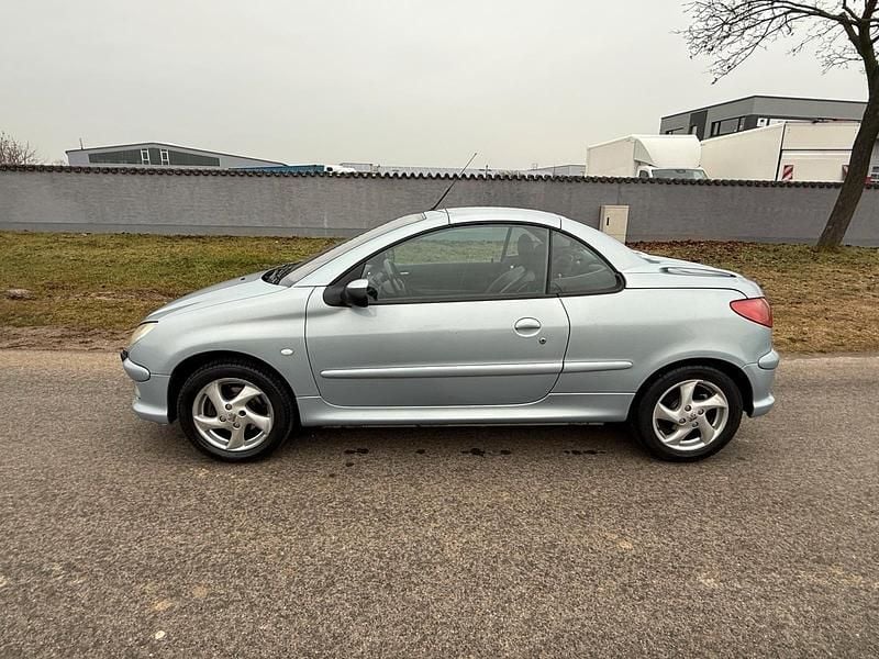 Gebraucht Peugeot 206 CC 109 PS (80 kW) 2003 Blau Cabrio