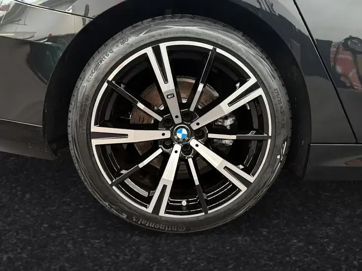 Gebraucht BMW 520 M Sport 197 PS (144 kW) 2025 Black sapphire metallic Kombi