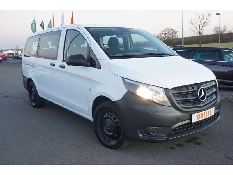 Weiss Gebraucht 2022 Mercedes Vito Van | 34.880 € (Etwas zu teuer) - Bild 1/4