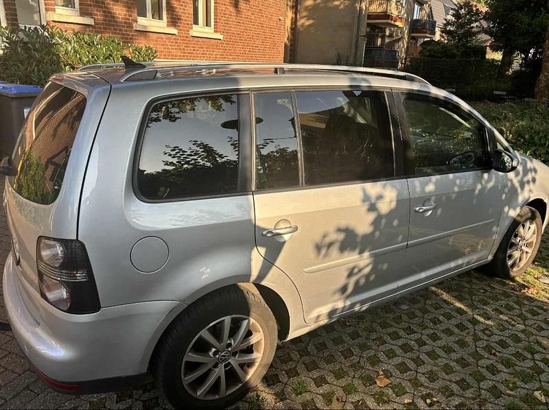 Silber Gebraucht 2010 VW Touran Van / Kleinbus | 2.450 € (Superpreis) - Bild 1/4