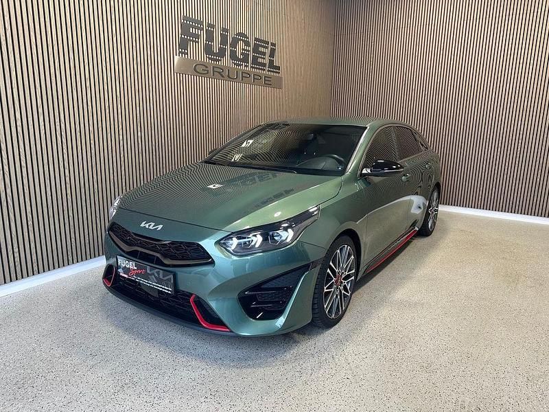 Gebraucht Kia ProCeed Comfort 204 PS (150 kW) 2023 Experience green met. Kleinwagen
