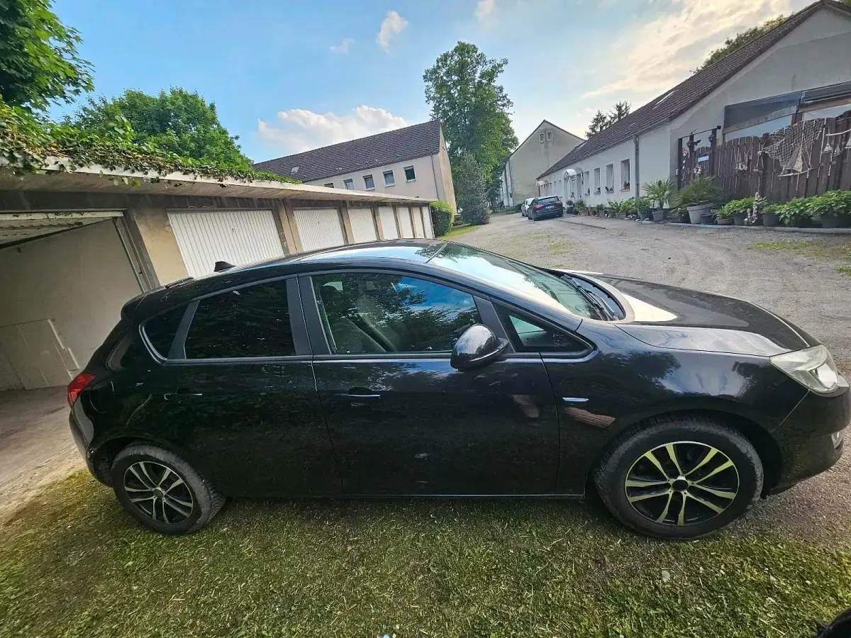 Gebraucht Opel Astra 110 PS (80 kW) 2012 Schwarz Limousine