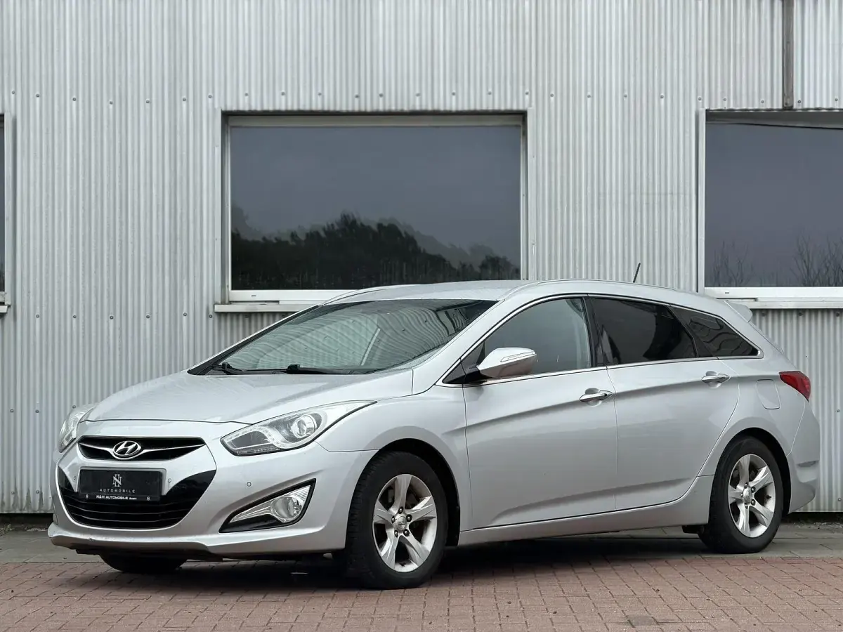 Gebraucht Hyundai i40 Style 116 PS (85 kW) 2013 Sleek silver / met Kombi