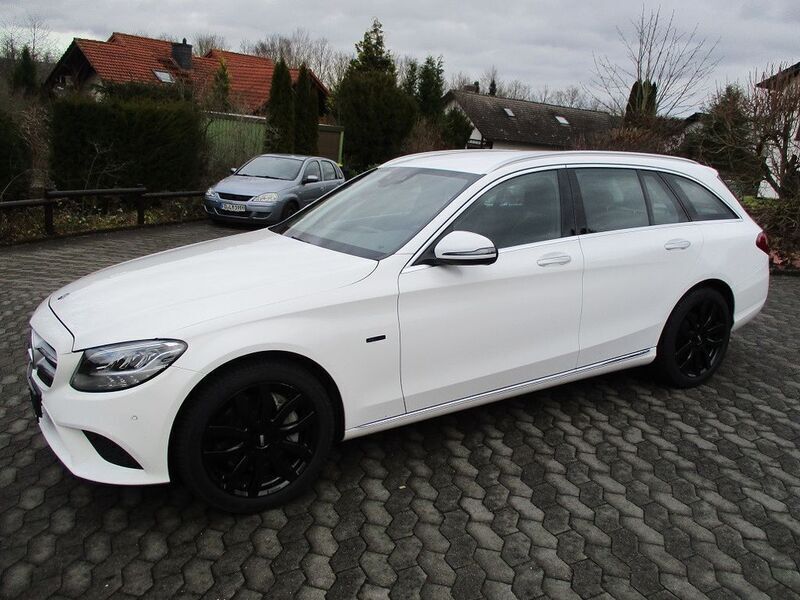 Weiß Gebraucht 2020 Mercedes C300e Limousine | 19.999 € (Guter Preis) - Bild 1/4