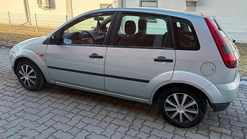 Gebraucht Ford Fiesta 70 PS (51 kW) 2004 Silber Limousine