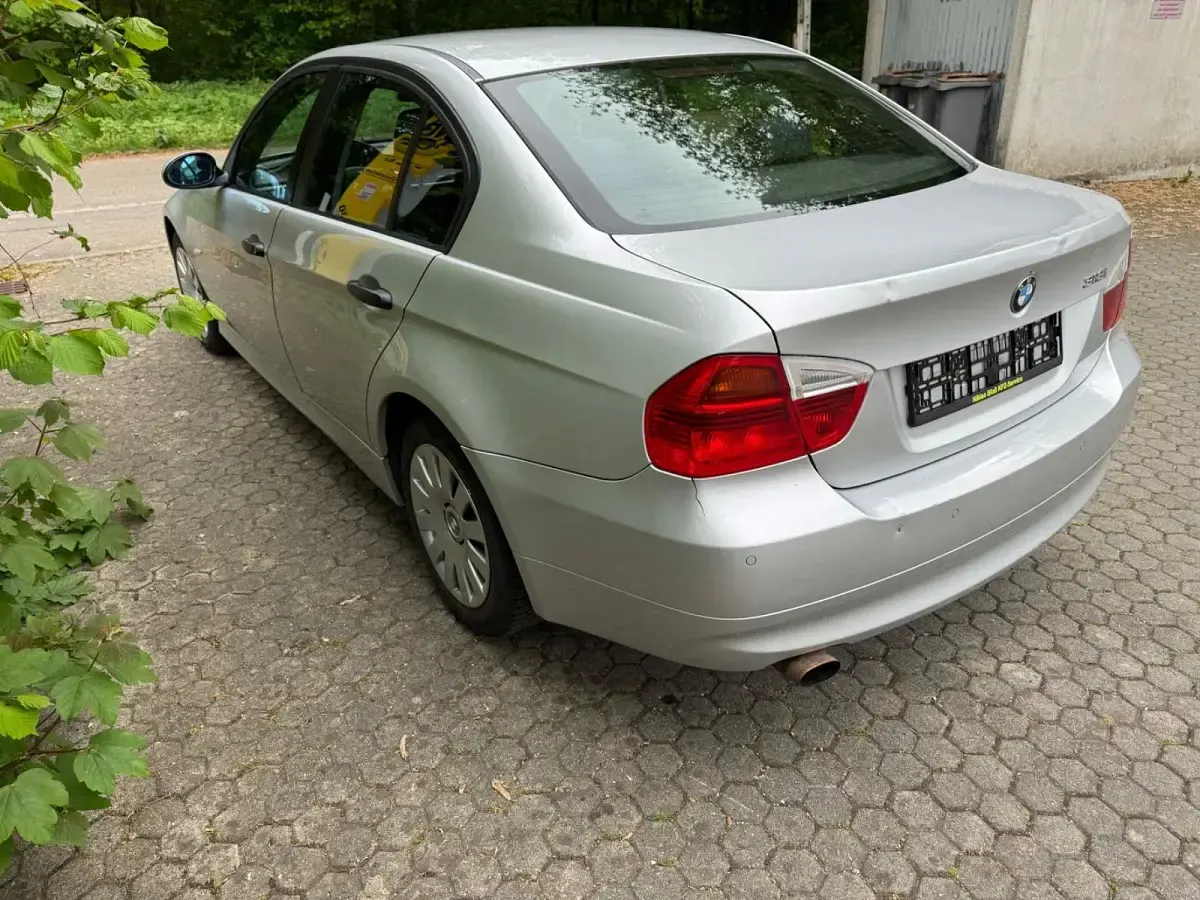 Gebraucht BMW 318 Basis 129 PS (94 kW) 2005 Silber Limousine