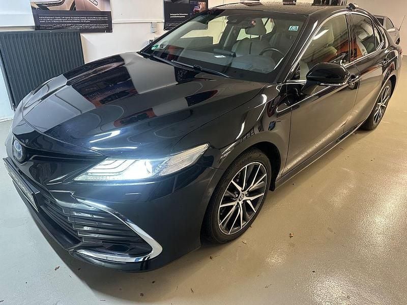 Schwarz Gebraucht 2022 Toyota Camry Hybrid Luxury Limousine | 26.990 € - Bild 1/4