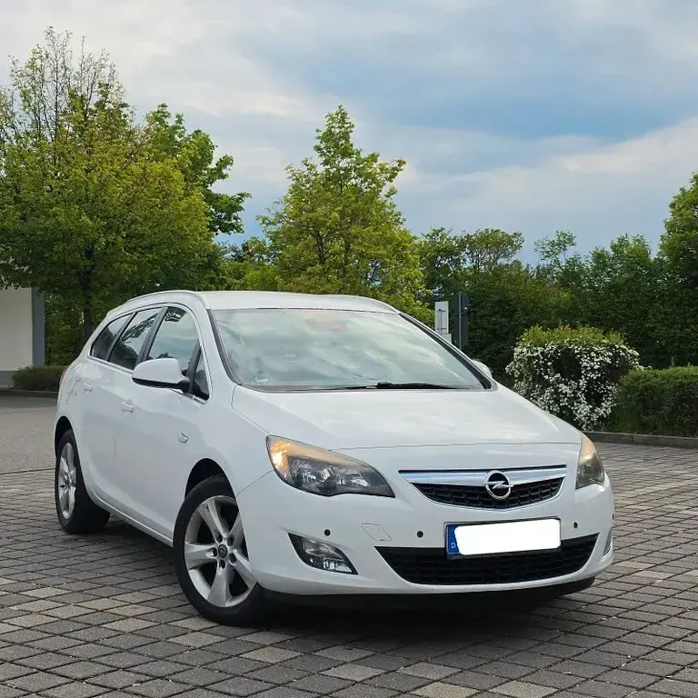 Gebraucht Opel Astra Edition 165 PS (121 kW) 2012 Weiß Kombi