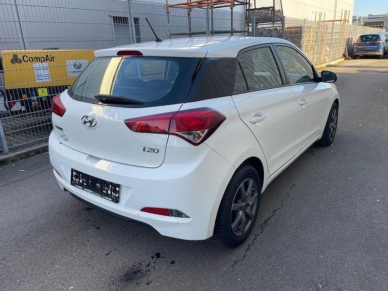 Gebraucht Hyundai i20 Classic 75 PS (55 kW) 2015 Weiß Limousine