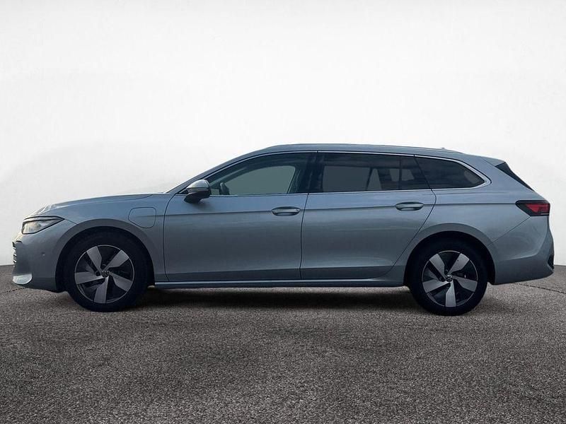Gebraucht VW Passat 150 PS (110 kW) 2025 Oyster silver metallic Kombi
