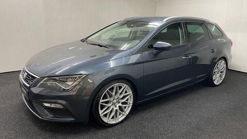 Grau Gebraucht 2018 Seat Leon FR Limousine | 11.000 € (Superpreis) - Bild 1/4