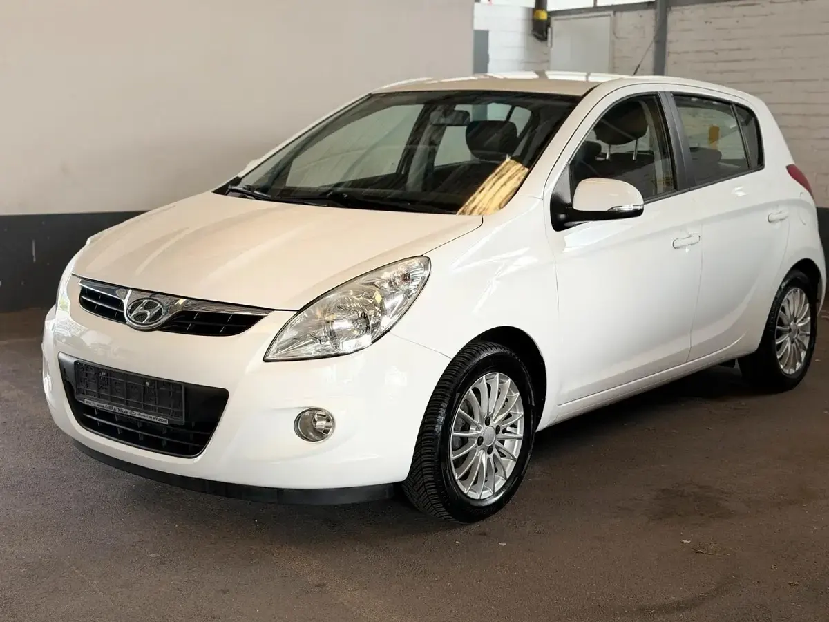 Gebraucht Hyundai i20 77 PS (56 kW) 2012 Weiß Kleinwagen