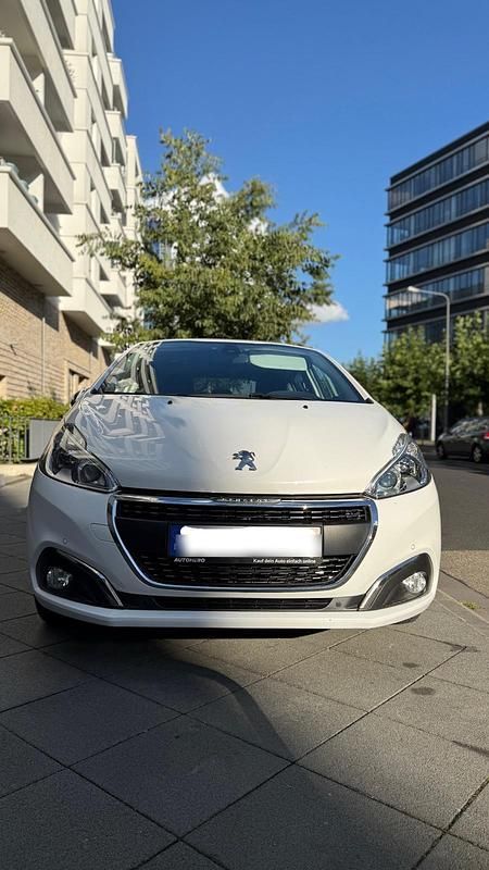 Weiß Gebraucht 2018 Peugeot 208 Allure Kleinwagen | 10.000 € (Fairer Preis) - Bild 1/4