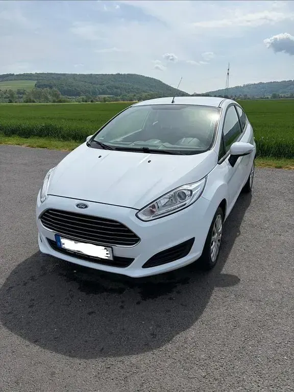 Gebraucht Ford Fiesta 60 PS (44 kW) 2015 Weiß Kleinwagen