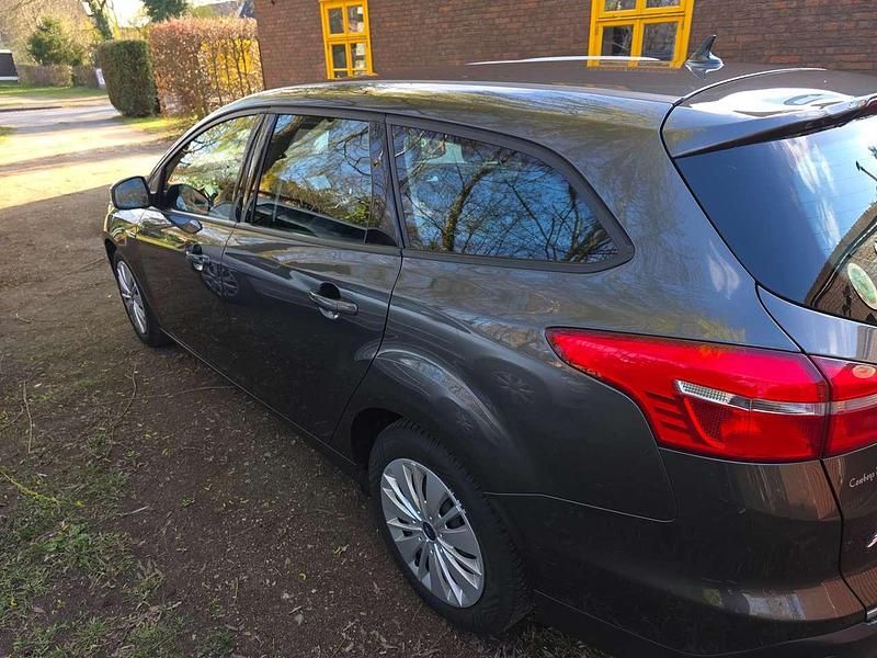 Gebraucht Ford Focus Trend 101 PS (74 kW) 2016 Grau Kombi