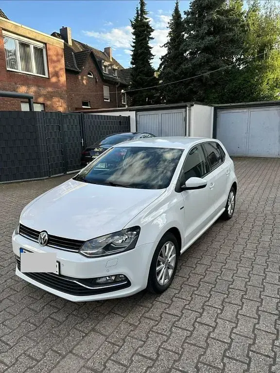 Gebraucht VW Polo LOUNGE 90 PS (66 kW) 2015 Weiß Limousine
