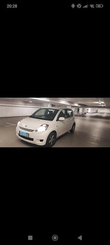 Weiß Gebraucht 2009 Daihatsu Sirion Kleinwagen | 1.500 € (Fairer Preis) - Bild 1/4
