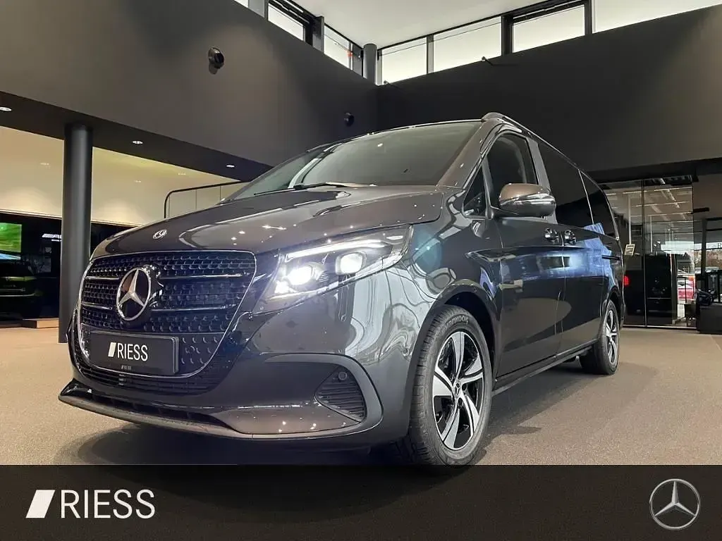 Gebraucht Mercedes V220 Style 163 PS (119 kW) 2025 Grau Van / Kleinbus