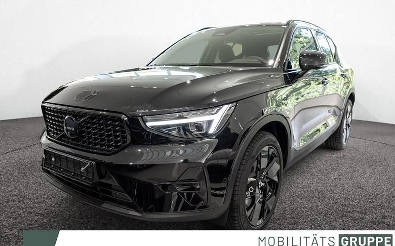 Neu Volvo XC40 Plus 163 PS (119 kW) 2025 Schwarz SUV
