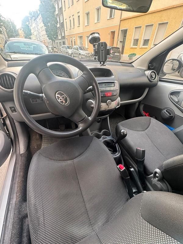 Grau Gebraucht 2006 Toyota Aygo Kleinwagen | 899 € (Guter Preis) - Bild 1/4