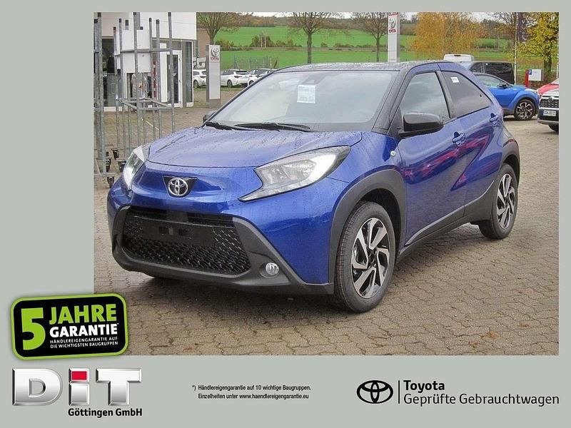 Juniper blue (8y8)/ black mica Neu 2025 Toyota Aygo Kleinwagen | 16.990 € - Bild 1/4