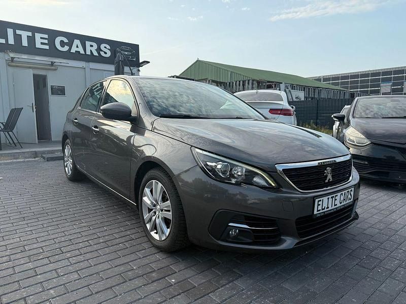 Grau Gebraucht 2019 Peugeot 308 Active Limousine | 8.190 € (Guter Preis) - Bild 1/4