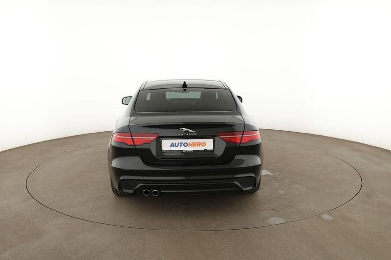Używany Jaguar XE R-Dynamic 179 KM (131 kW) 2020 Czarny Sedan/Limuzyna