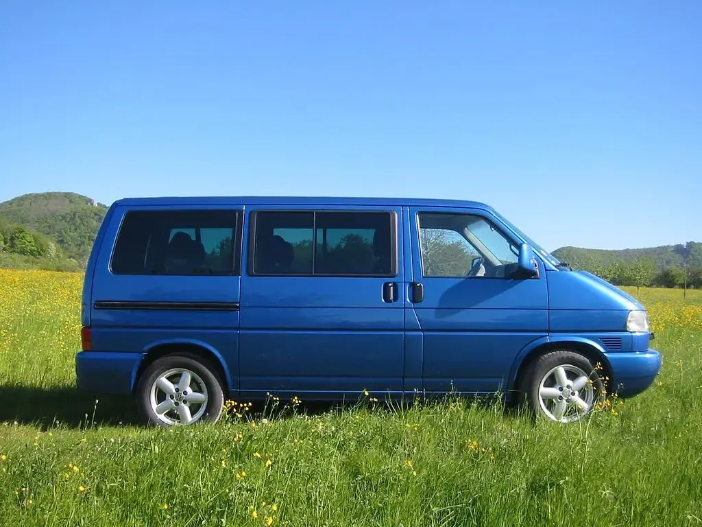 Second-hand VW Caravelle 151 CP (111 kW) 2003 Albastru Van