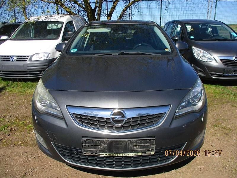 Używany Opel Astra Design Edition 95 KM (69 kW) 2010 Szary Sedan/Limuzyna