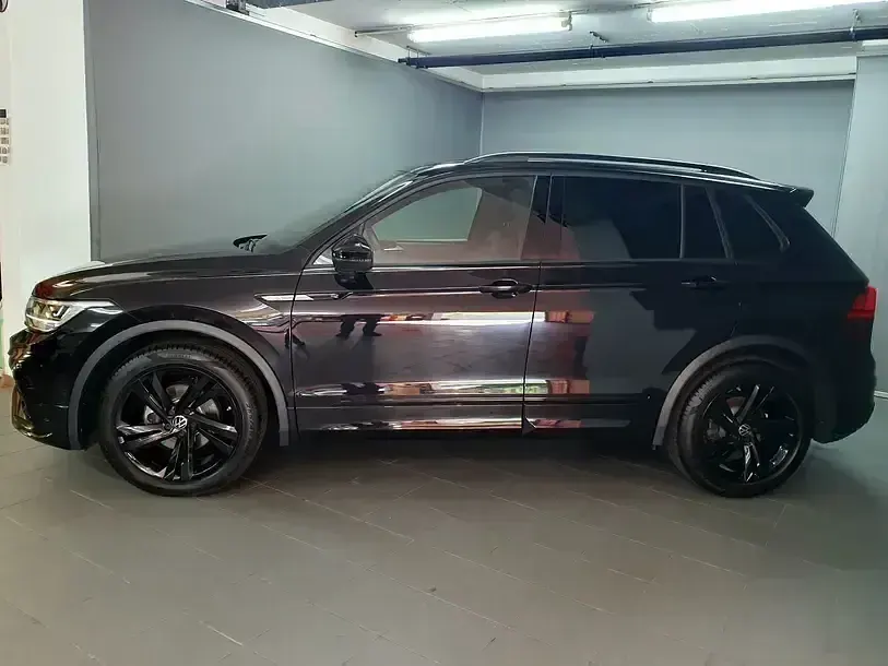 Gebraucht VW Tiguan R-line 150 PS (110 kW) 2024 Schwarz SUV