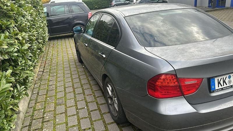 Gebraucht BMW 318 143 PS (105 kW) 2010 Grau Limousine