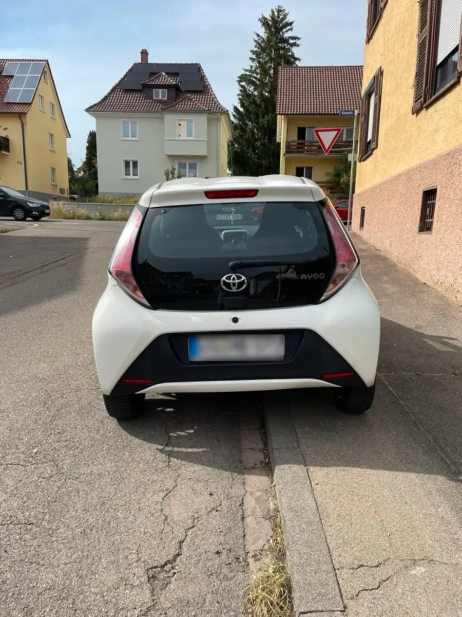 Gebraucht Toyota Aygo 69 PS (50 kW) 2016 Weiß Kleinwagen