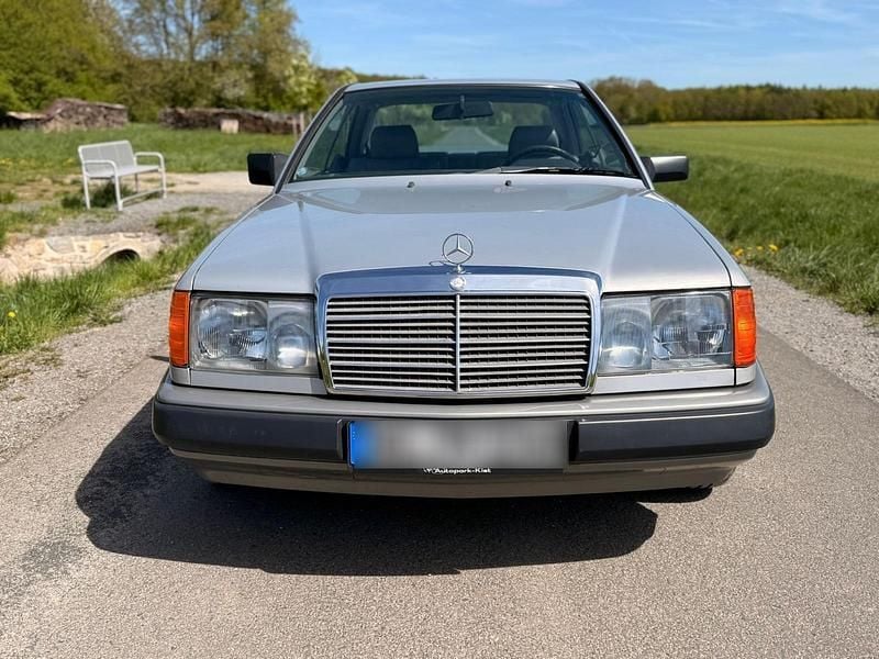 Gebraucht Mercedes 230 136 PS (100 kW) 1988 Silber Coupé