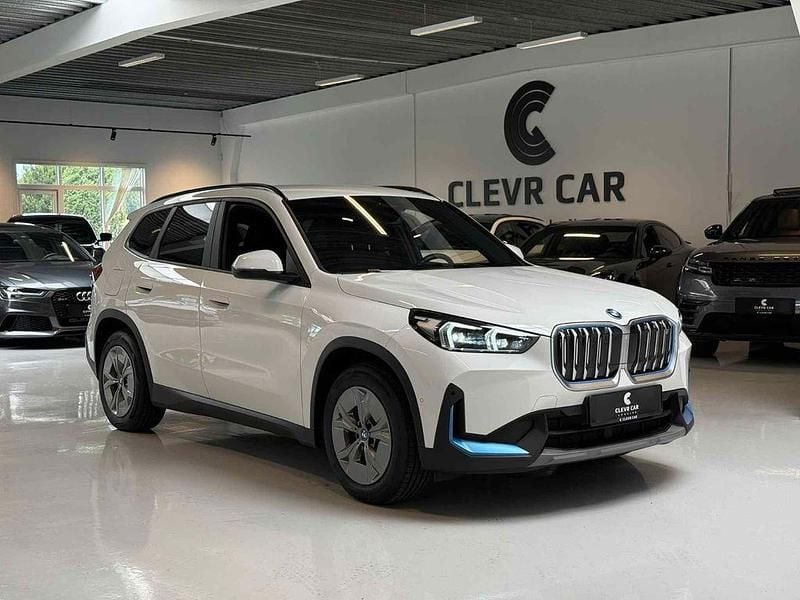 Weiß Gebraucht 2022 BMW iX1 SUV | 36.673 € (Guter Preis) - Bild 1/4